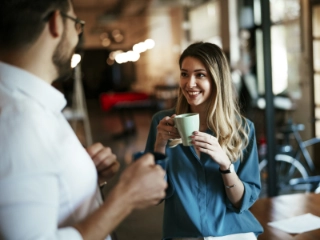 Paar bei einem Gespräch und mit Kaffee in der Hand